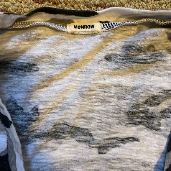 Monrow Vneck sz M - Picture 4 of 6